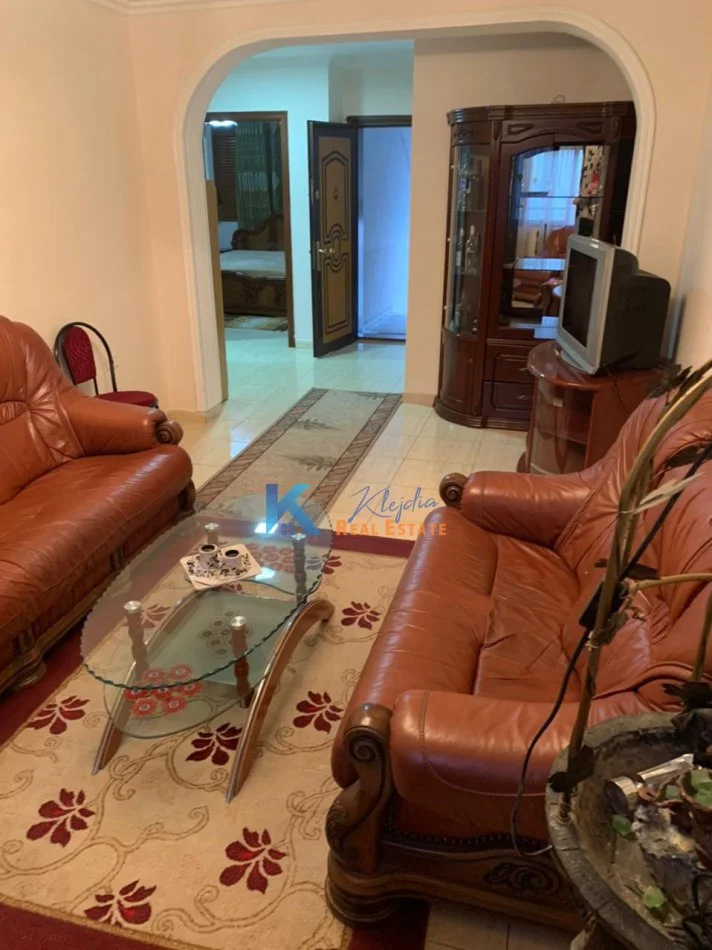 Tirane, jap me qera apartament 1+1+Aneks Kati 4, 70 m² (Rruga Kongresi i Manastirit, afer Pediatrise)