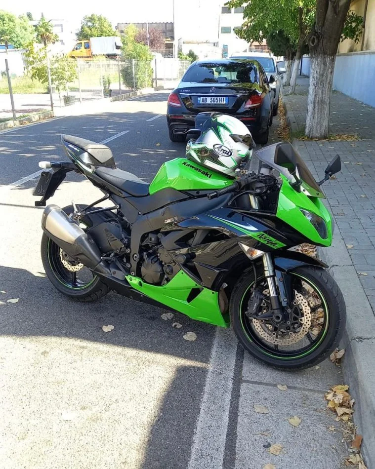 Shkoder, shitet Motociklete gare kawasaki ninja , jeshile 100.000 km