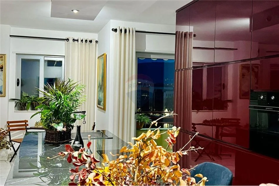 Tirane, shitet apartament 2+1 Kati 3, 136 m² 330.000 € (Rruga Hamdi Sina - Liqeni i Thatë)