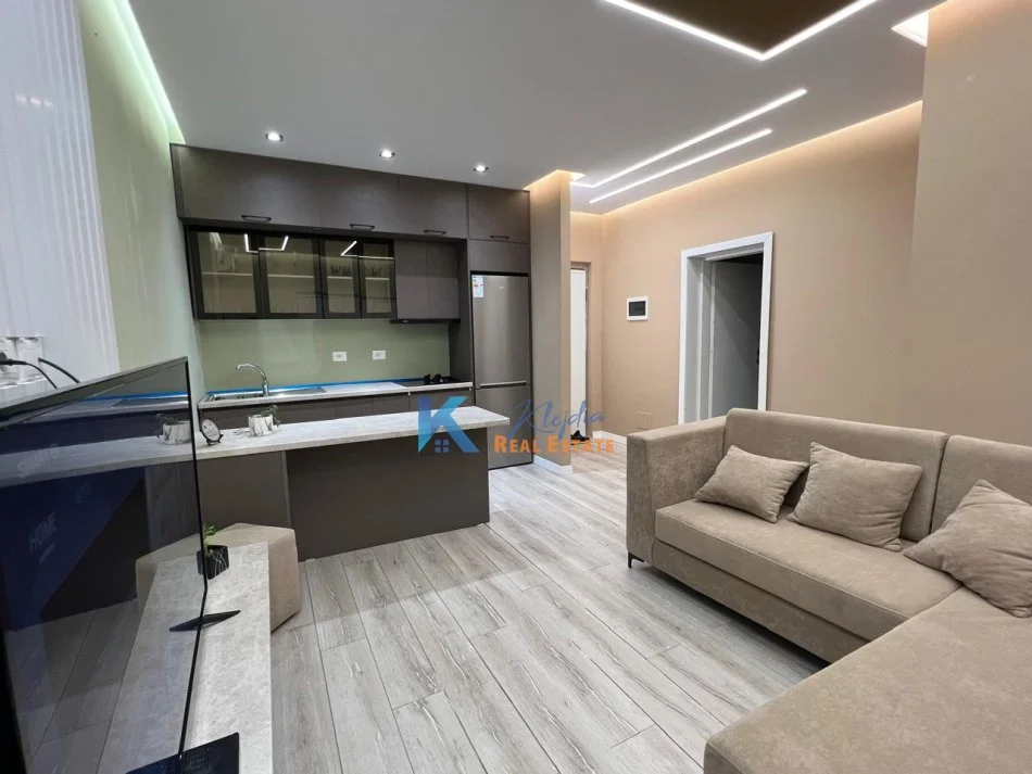 Tirane, jepet me qera apartament 1+1+Ballkon Kati 6, 55 m² 450€ (Pazari i Ri)