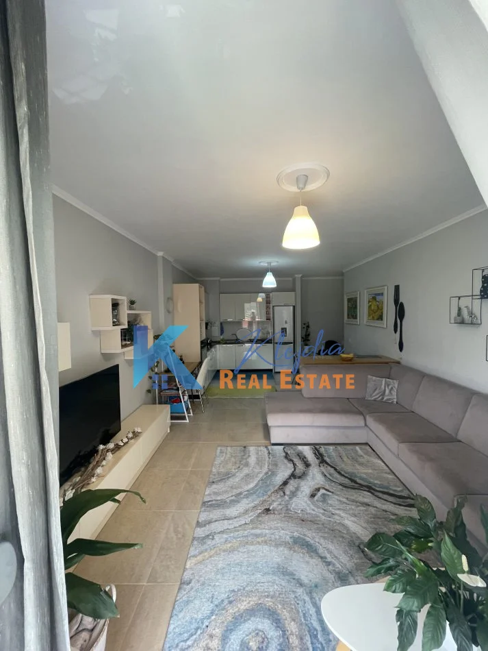 Tirane, jap me qera apartament 2+1+Ballkon Kati 1, 100 m² 900 € (Liqeni i Thate)