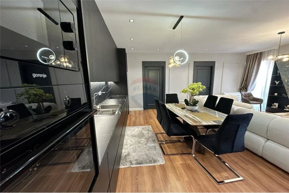 Tirane, jepet me qera apartament 3+1 , 140 m² 2.300 € (Rruga e Kavajës)