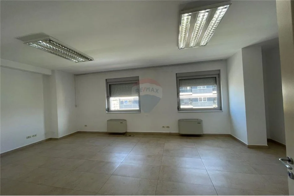 Tirane, jepet me qera zyre Kati 6, 146 m² 1.200 € (Rruga Abdyl Frasheri - Bllok - Libri Universitar)
