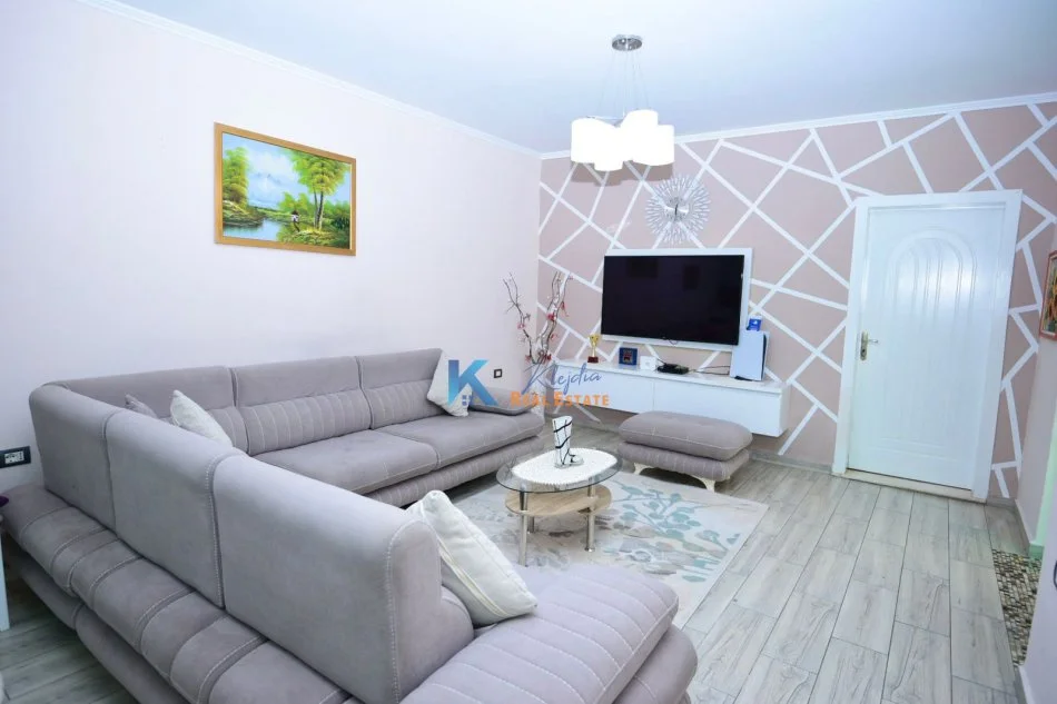 Tirane, jap me qera apartament 1+1+Ballkon Kati 1, 74 m² 600 € (Pazari i Ri)