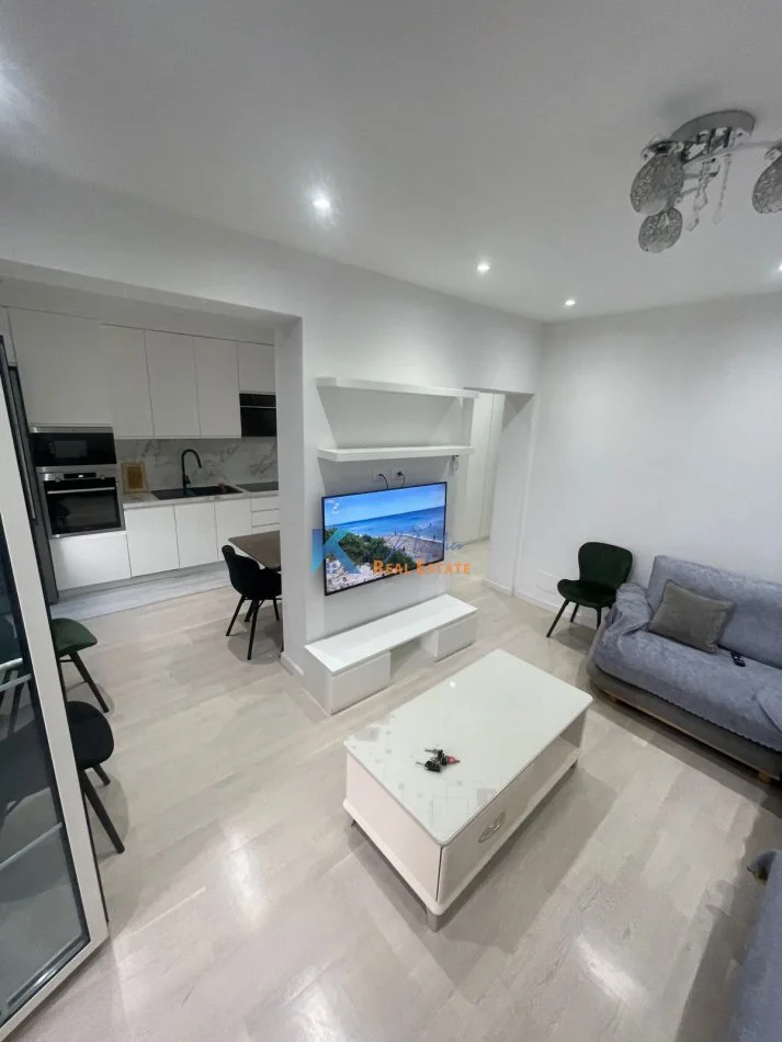 Tirane, jap me qera apartament 1+1+Ballkon Kati 3, 64 m² (1+1 per qira te Rruga Bardhyl)