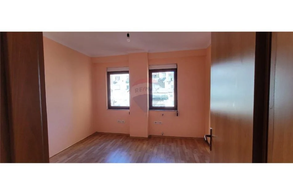 Tirane, jepet me qera zyre Kati 4, 88 m² 470 € (Bulevardi Zogu I - Ministria e Drejtësis)