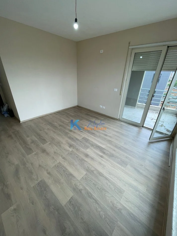 Tirane, jap me qera zyre Kati 7, 147 m² 600 € (Afer Stacionit te Trenit)