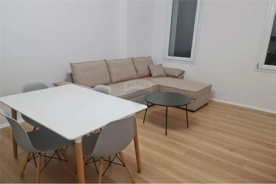 Tirane, jepet me qera apartament 1+1 Kati 6, 55 m² 550 € (Rr. "Beniamin Kruta", Ish Fusha e Aviacionit)