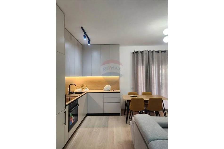 Tirane, jepet me qera apartament 2+1 , 105 m² 950 € (Kompleksi Delijorgji)