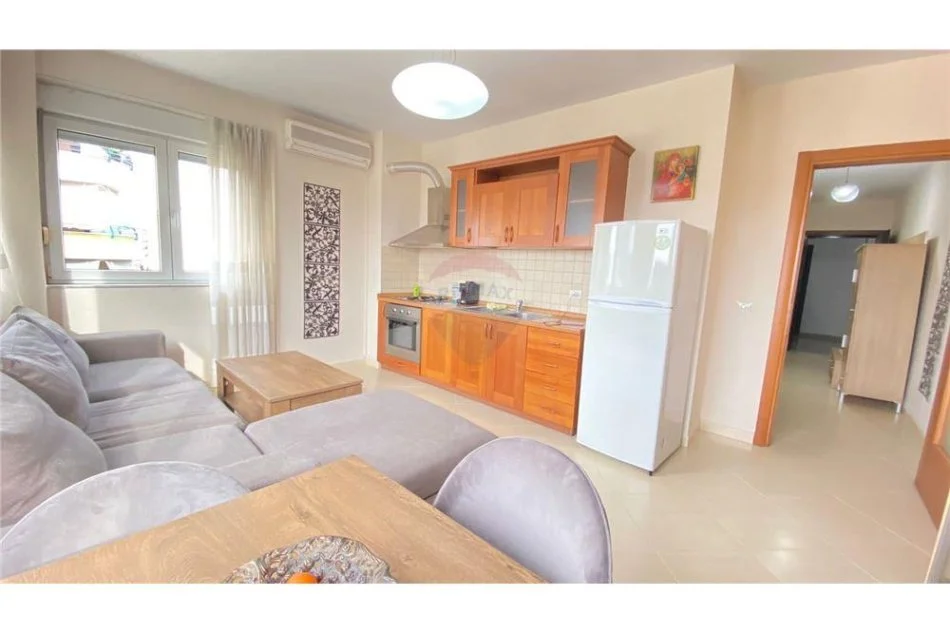 Tirane, jepet me qera apartament 1+1 , 60 m² 600 € (Rruga Dervish Hima - Air Albania Stadium)