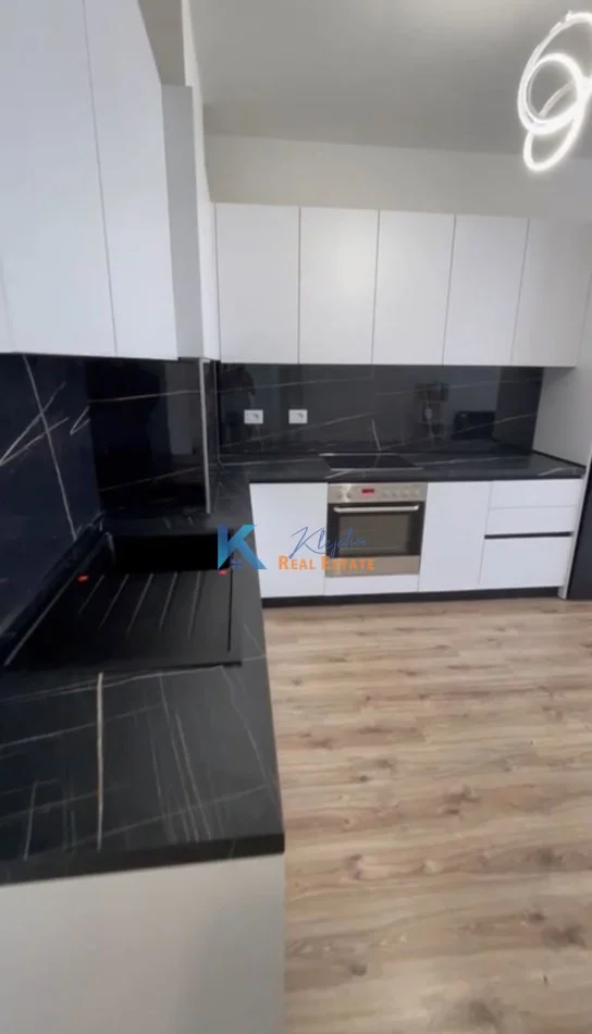 Tirane, jap me qera apartament 2+1+Ballkon Kati 10, 90 m² 500 € (Perballe Spitalit Amerikan 3)