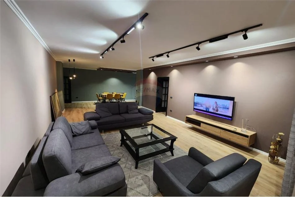 Tirane, jepet me qera apartament 3+1 Kati 4, 160 m² 1.000 € (Rruga e Kavajes - 21 Dhjetori)