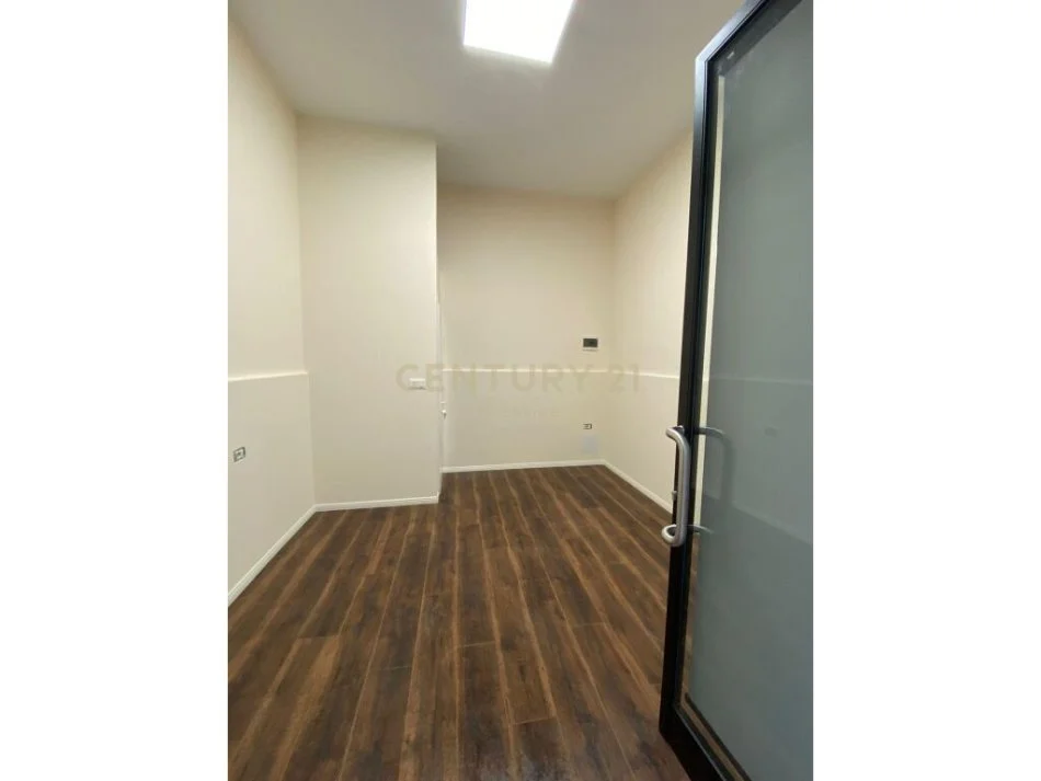 𝐓𝐢𝐫𝐚𝐧𝐞, 𝐬𝐡𝐢𝐭𝐞𝐭 𝐚𝐦𝐛𝐣𝐞𝐧𝐭 𝐛𝐢𝐳𝐧𝐞𝐬𝐢 𝐊𝐚𝐭𝐢 𝟎, 𝟏𝟓 𝐦² 𝟒𝟗.𝟎𝟎𝟎 € (𝐊𝐨𝐦𝐮𝐧𝐚 𝐞 𝐏𝐚𝐫𝐢𝐬𝐢𝐭)