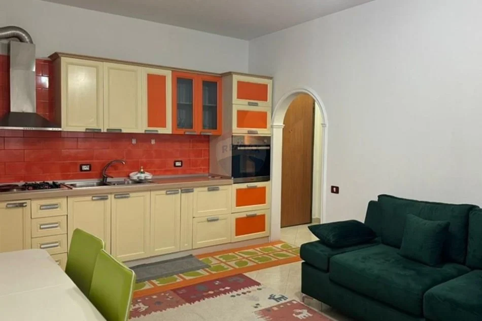 Tirane, jepet me qera apartament 1+1 Kati 4, 55 m² 450 € (Komuna e Parisit)