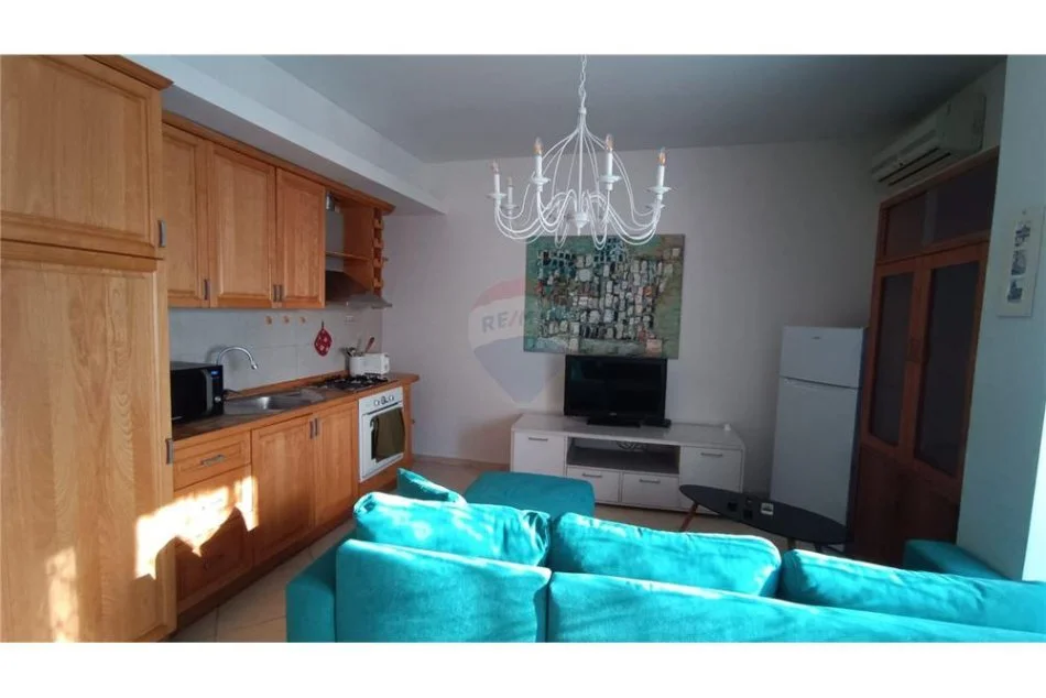 Tirane, jepet me qera apartament 1+1 Kati 3, 70 m² 450 € (Frank Bardhi - Komuna e Parisit - Kristal Center)