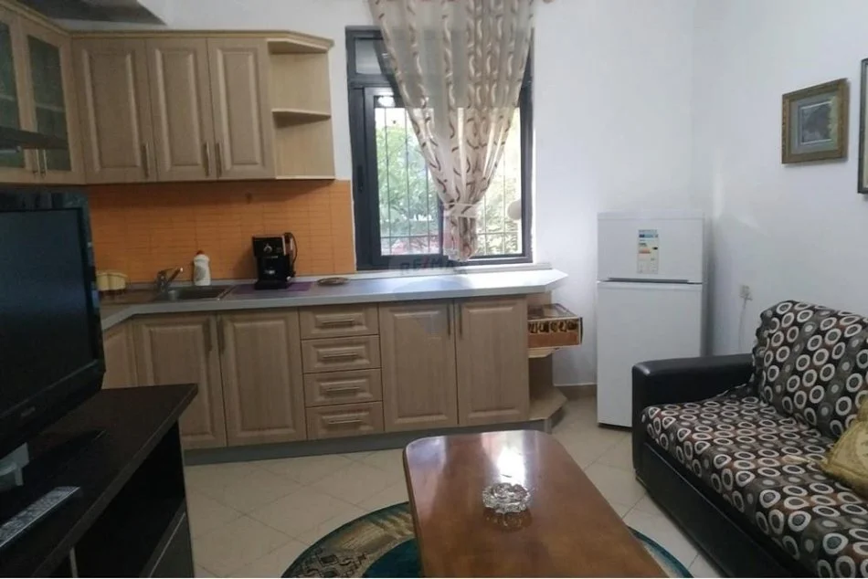 Tirane, jepet me qera apartament 2+1 Kati 2, 65 m² 400 € (Shkolla e Bashkuar)