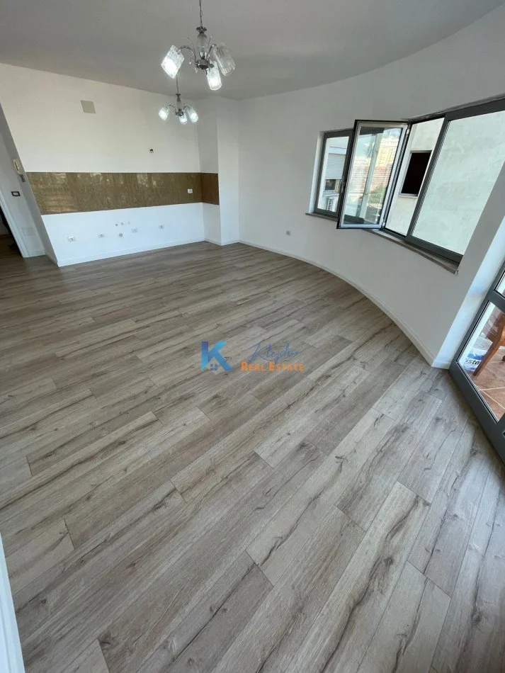 Tirane, shes apartament 1+1+Ballkon Kati 8, 76 m² 155.000 € (Zogu i Zi)