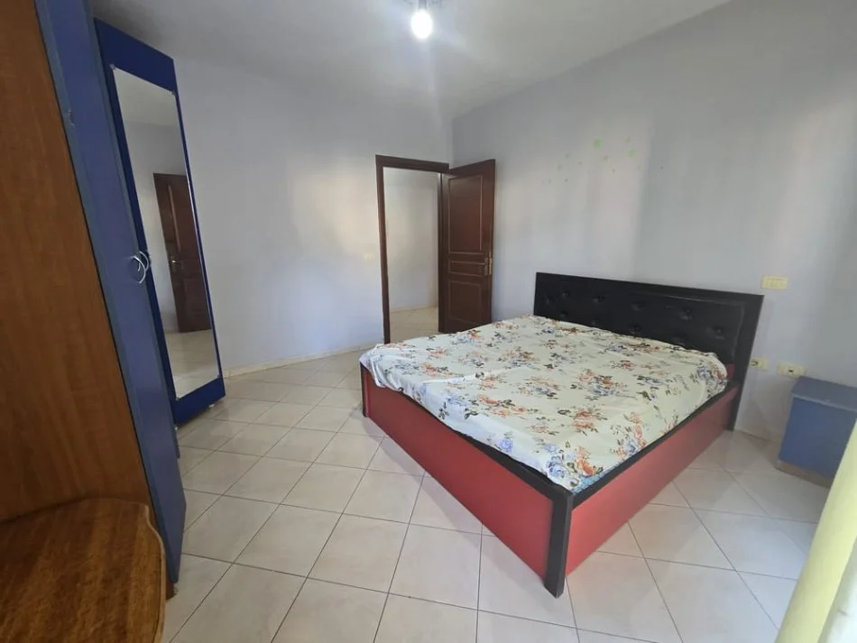 Tirane, jepet me qera apartament 1+1+Ballkon Kati 4, 86 m² 300 € (fizika berthamore, fresk)