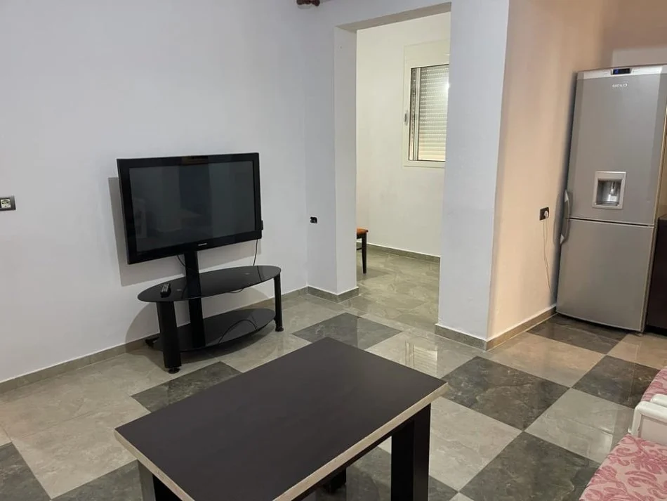 Tirane, jepet me qera apartament 1+1 Kati 1, 400 € (vilat amerikane)