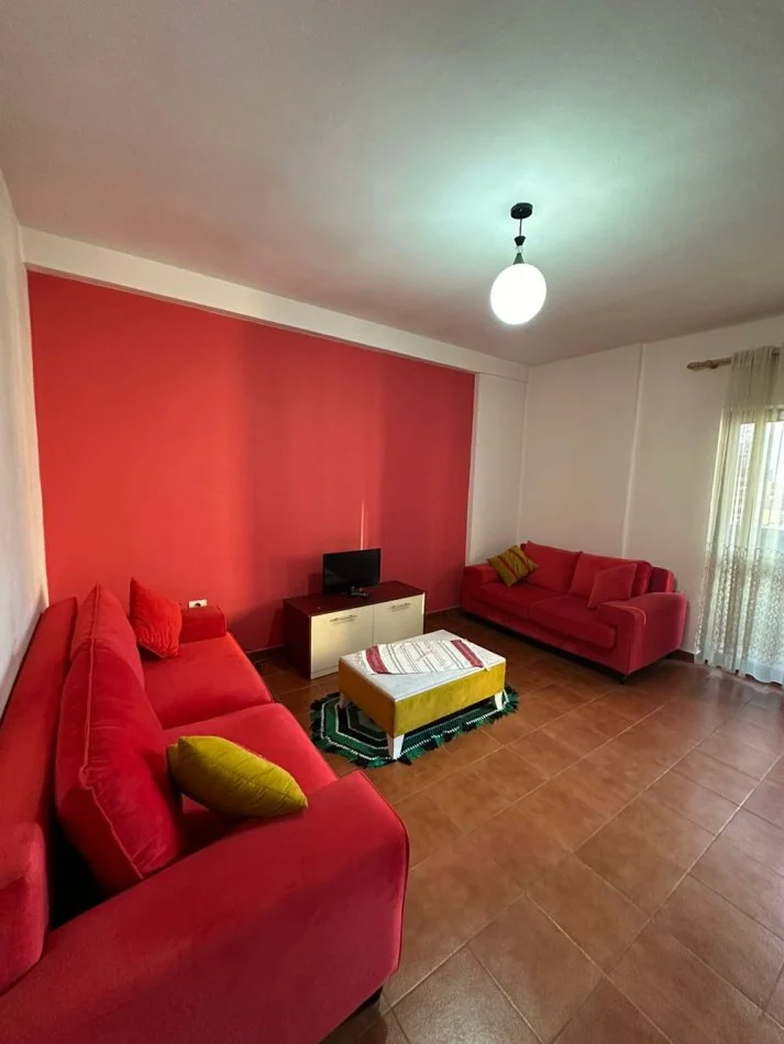 Tirane, jepet me qera apartament 1+1 , 80 m² (stacioni i trenit) - 450 euro