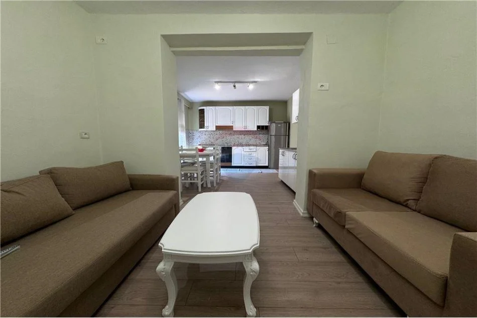 Tirane, jepet me qera apartament 3+1 Kati 2, 100 m² 600 € (Xhamlliku)