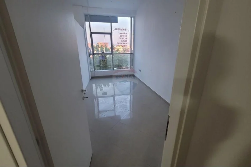Tirane, jepet me qera zyre Kati 1, 50 m² 450 € (Astir)
