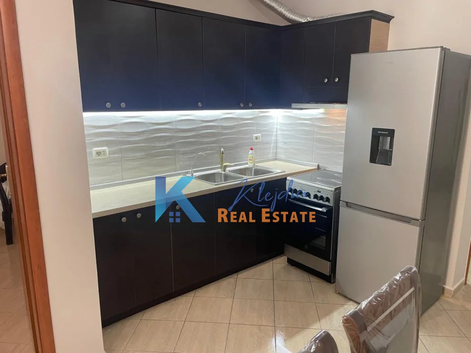 Tirane, jap me qera apartament 1+1+Ballkon Kati 4, 76 m² 650 € (1+1 per qira te Selvia)