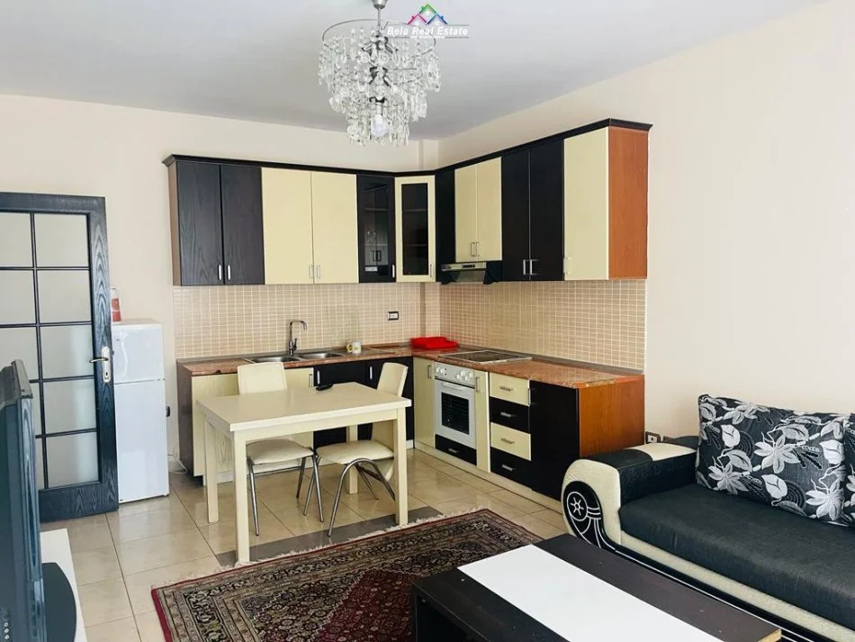 Tirane, jepet me qera apartament 2+1+Ballkon Kati 2, 85 m² 400 € (Rruga e Elbasanit, prane Pallatit te Brigadave)