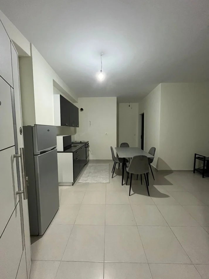 Tirane, jepet me qera apartament 1+1 Kati 4, (Kompleksi Tom Doshi)