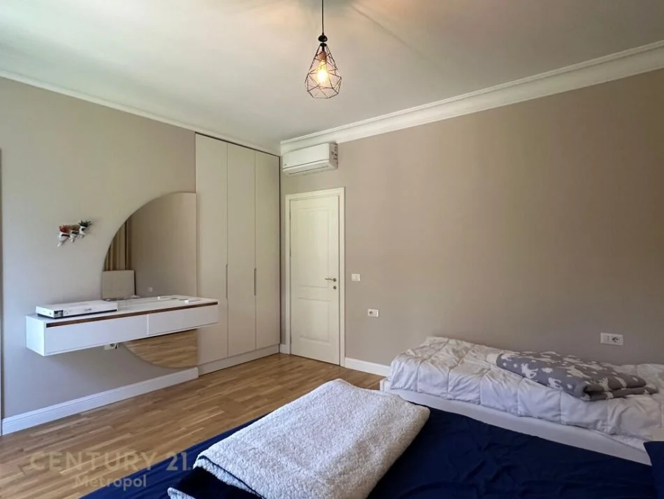 𝐓𝐢𝐫𝐚𝐧𝐞, 𝐣𝐞𝐩𝐞𝐭 𝐦𝐞 𝐪𝐞𝐫𝐚 𝐚𝐩𝐚𝐫𝐭𝐚𝐦𝐞𝐧𝐭 𝟐+𝟏 𝐊𝐚𝐭𝐢 𝟏, 𝟏𝟎𝟓 𝐦² 𝟏.𝟒𝟎𝟎 € (𝐐𝐞𝐧𝐝𝐫𝐚 𝐓𝐫𝐞𝐠𝐭𝐚𝐫𝐞 𝐓𝐄𝐆)