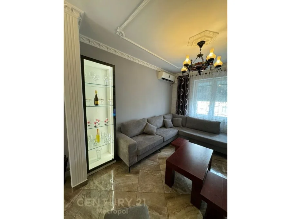 𝐓𝐢𝐫𝐚𝐧𝐞, 𝐣𝐞𝐩𝐞𝐭 𝐦𝐞 𝐪𝐞𝐫𝐚 𝐚𝐩𝐚𝐫𝐭𝐚𝐦𝐞𝐧𝐭 𝟐+𝟏 𝐊𝐚𝐭𝐢 𝟒, 𝟗𝟔 𝐦² 𝟏.𝟏𝟎𝟎 € (𝐈𝐬𝐡 𝐁𝐥𝐥𝐨𝐤𝐮)