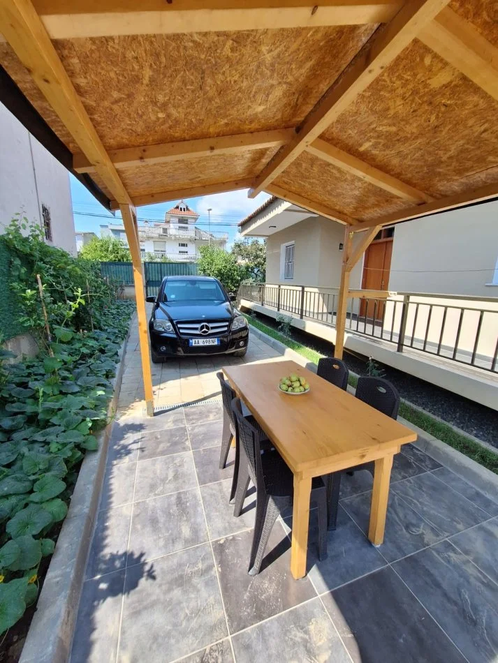 Tirane, jepet me qera Vile 2+1+Aneks+Ballkon Kati 1, 800 € (Laprake, prane Spitalit Ushtarak)