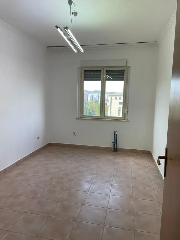 Tirane, jepet me qera 3+1 Kati 8, 150 m² 600 € (Bulevardi Zhan D'Ark)