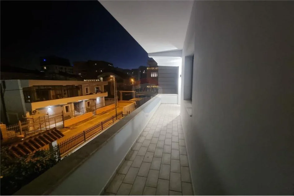 Tirane, jepet me qera Vile 3 Katshe , 550 m² 1.600 € (Rruga Vace Zela - Qendra Globe - Rruga e Kavajës)