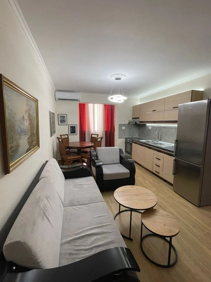 Tirane, jepet me qera apartament 2+1+Ballkon Kati 3, 77 m² 600 € (RRUGA E DURRESIT)