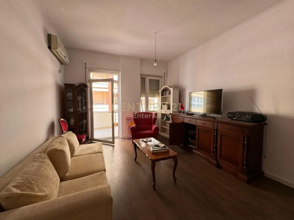 𝐓𝐢𝐫𝐚𝐧𝐞, 𝐣𝐞𝐩𝐞𝐭 𝐦𝐞 𝐪𝐞𝐫𝐚 𝐚𝐩𝐚𝐫𝐭𝐚𝐦𝐞𝐧𝐭 𝟐+𝟏 𝐊𝐚𝐭𝐢 𝟒, 𝟏𝟎𝟎 𝐦² 𝟕𝟎𝟎 € (𝐊𝐨𝐩𝐬𝐡𝐭𝐢 𝐁𝐨𝐭𝐚𝐧𝐢𝐤 𝐙𝐨𝐨𝐥𝐨𝐠𝐣𝐢𝐤)