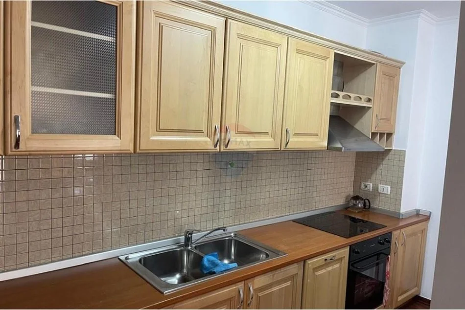 Tirane, jepet me qera apartament 2+1 Kati 9, 110 m² 800 € (Komuna e Parisit)