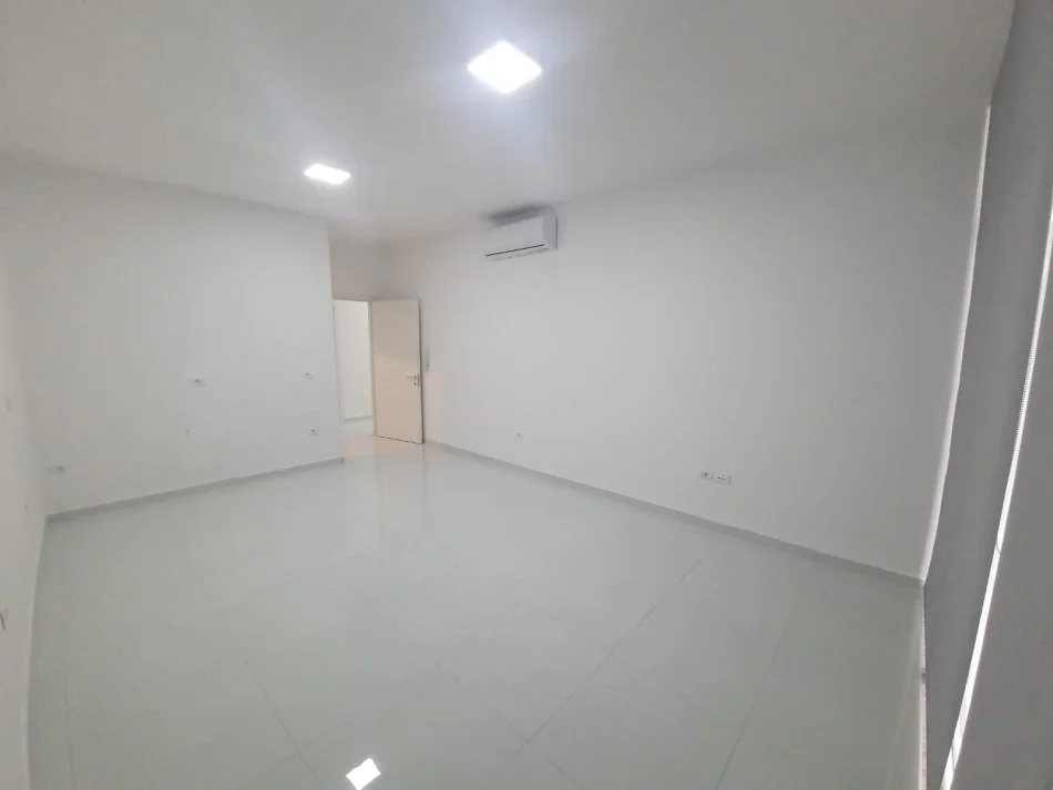 Tirane, jap me qera zyre Kati 2, 105 m² 900 € (Komuna e Parisit, Kompleksi Kika)