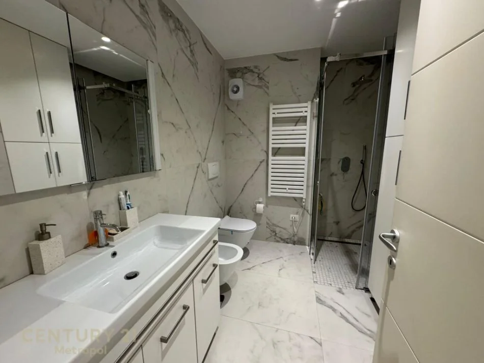 𝐓𝐢𝐫𝐚𝐧𝐞, 𝐣𝐞𝐩𝐞𝐭 𝐦𝐞 𝐪𝐞𝐫𝐚 𝐚𝐩𝐚𝐫𝐭𝐚𝐦𝐞𝐧𝐭 𝟐+𝟏 𝐊𝐚𝐭𝐢 𝟕, 𝟏𝟎𝟑 𝐦² 𝟗𝟎𝟎 € (𝐑𝐫𝐮𝐠𝐚 𝐞 𝐄𝐥𝐛𝐚𝐬𝐚𝐧𝐢𝐭)