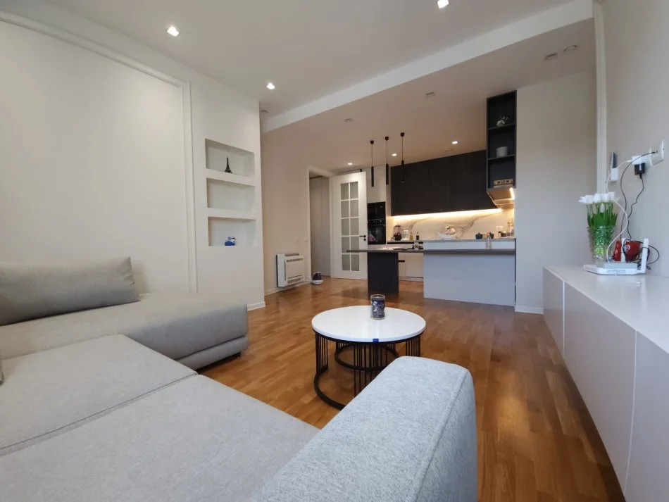 Tirane, shitet apartament 2+1+Ballkon Kati 4, 124 m² 185.000 € (Kinostudio)