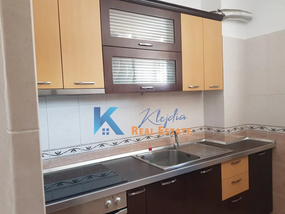 Tirane, jepet me qera apartament 2+1 Kati 2, 118 m² 500 € (Don Bosko, afer shkolles Qazim Turdiu)