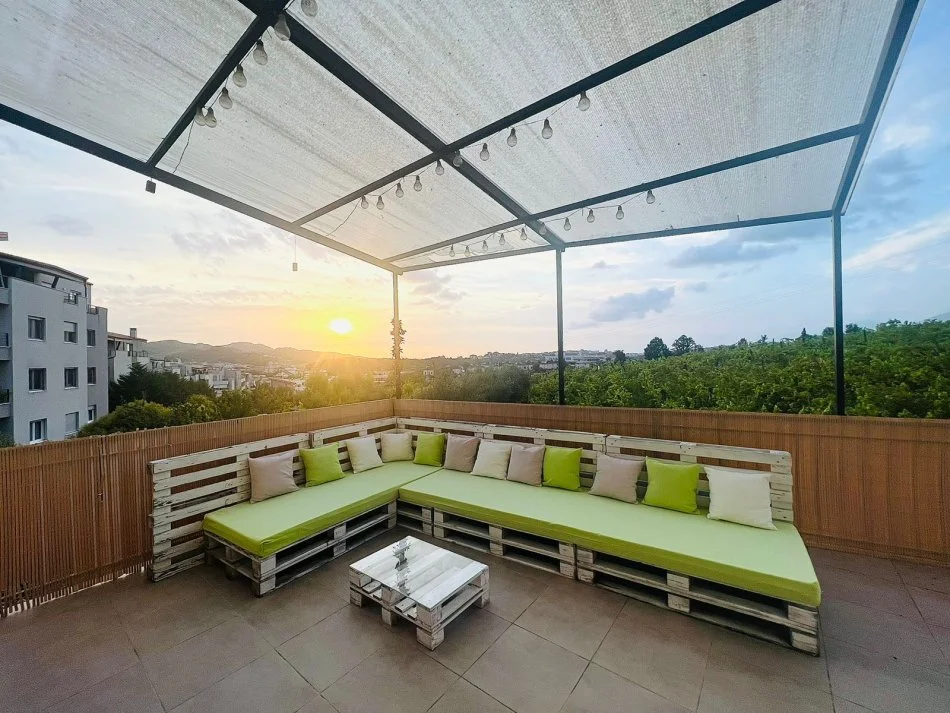 Tirane, jepet me qera Vile 4+1+Ballkon Kati 3, 250 m² 2.000 € (rruga e vilave)