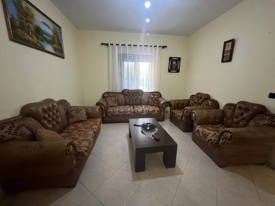 Tirane, shitet Vile 3 Katshe , 2.200 m² 550.000 € (kamez)