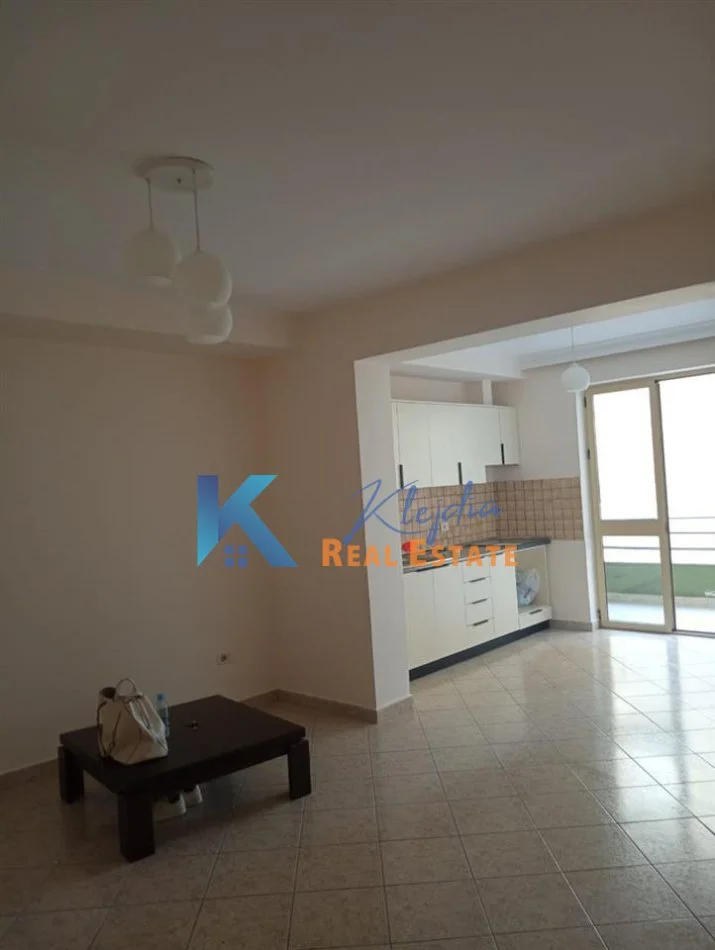 Tirane, jepet me qera zyre Kati 3, 80 m² 450 € (Myslym Shyr, rrugica Him Kolli)