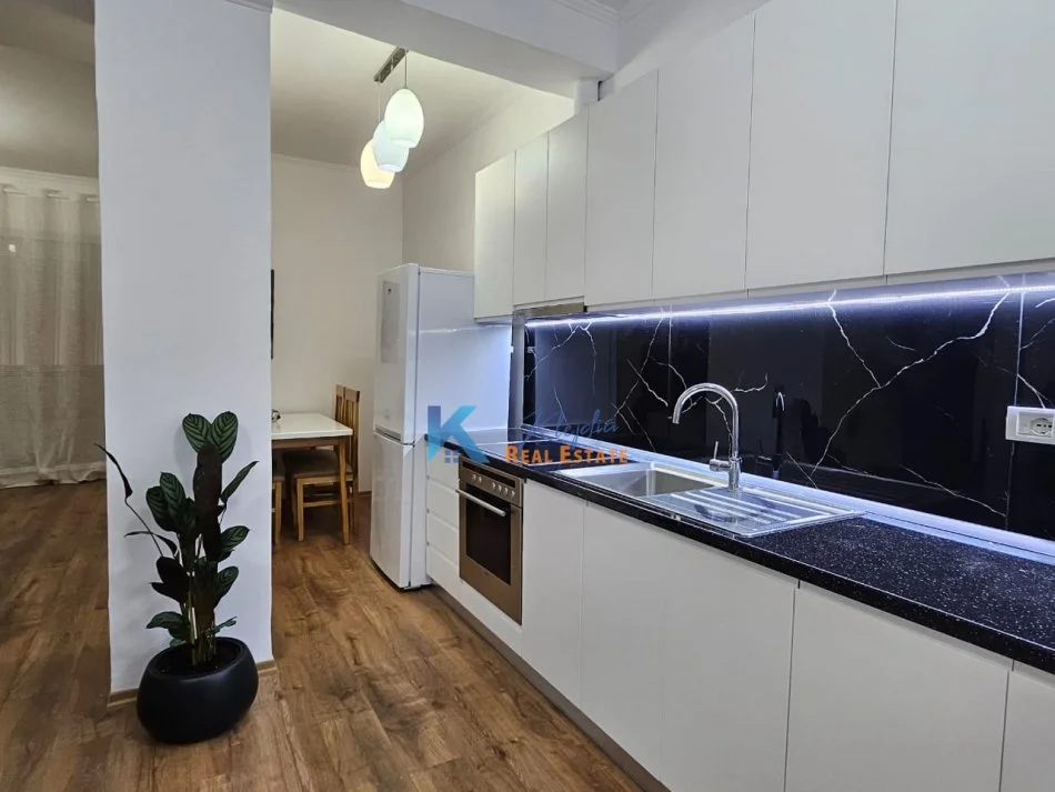 Tirane, jepet me qera apartament 2+1 Kati 1, 79 m² 700 € (Kodra e Diellit, afer Eleonores)
