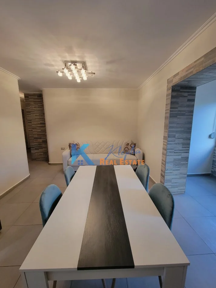Tirane, jepet me qera apartament 1+1 Kati 4, 60 m² (Ministria e Jashtme, afer karburant Elda)