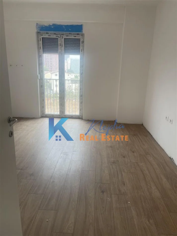 Tirane, jepet me qera apartament 3+1 Kati 4, 148 m² (Bulevardi i Ri, kompleksi Orbital 1)
