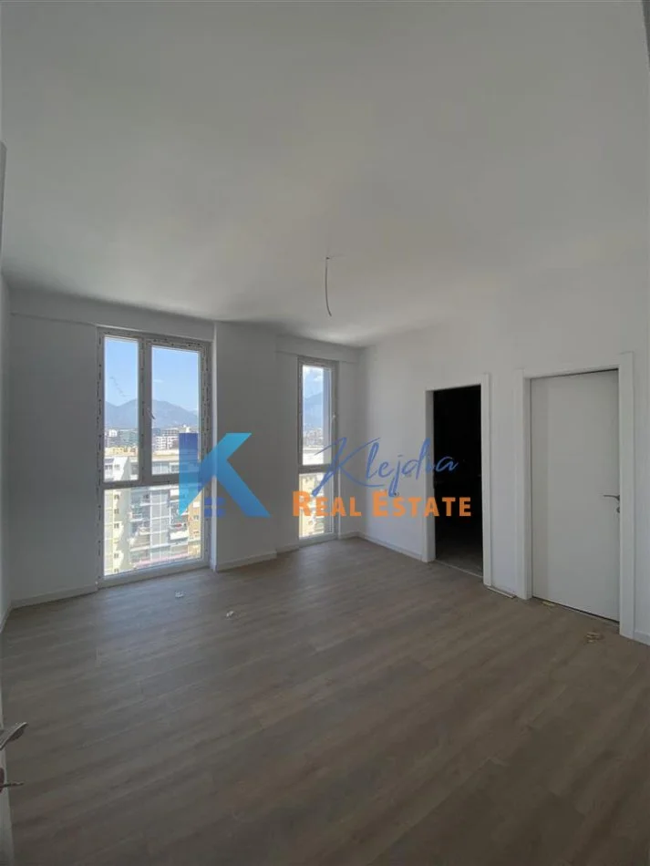 Tirane, jepet me qera apartament 2+1 Kati 9, 140 m² 1.000 € (Ish Fusha e Aviacionit, te Clover Residence)