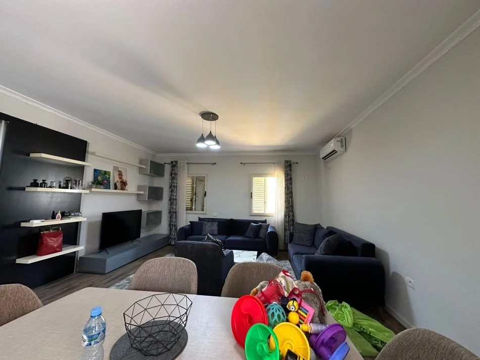 Tirane, jepet me qera apartament 2+1+Ballkon Kati 7, 110 m² 700 € (Komuna e Parisit)