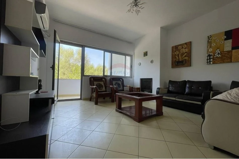 Tirane, jepet me qera apartament 2+1 Kati 1, 97 m² 400 € (Xhamia, Rruga Pinare - Kopshti Botanik)